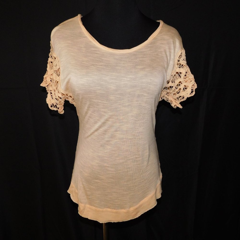 BKE red From Buckle Peach Colored Top With Crochet Sleeves Size Small